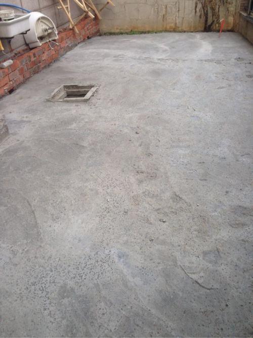 庭院現(xiàn)澆水泥地坪,學(xué)外國人多加一層鋼絲網(wǎng),比鄰居家耐用幾十年